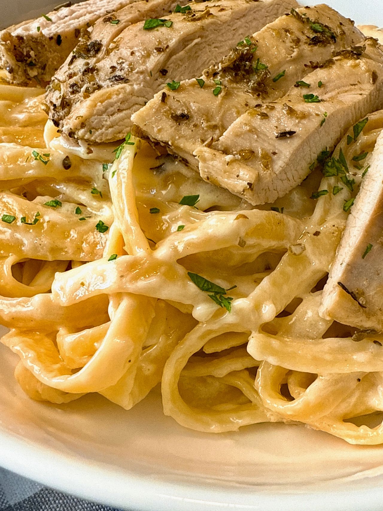 chicken alfredo in a white bowl
