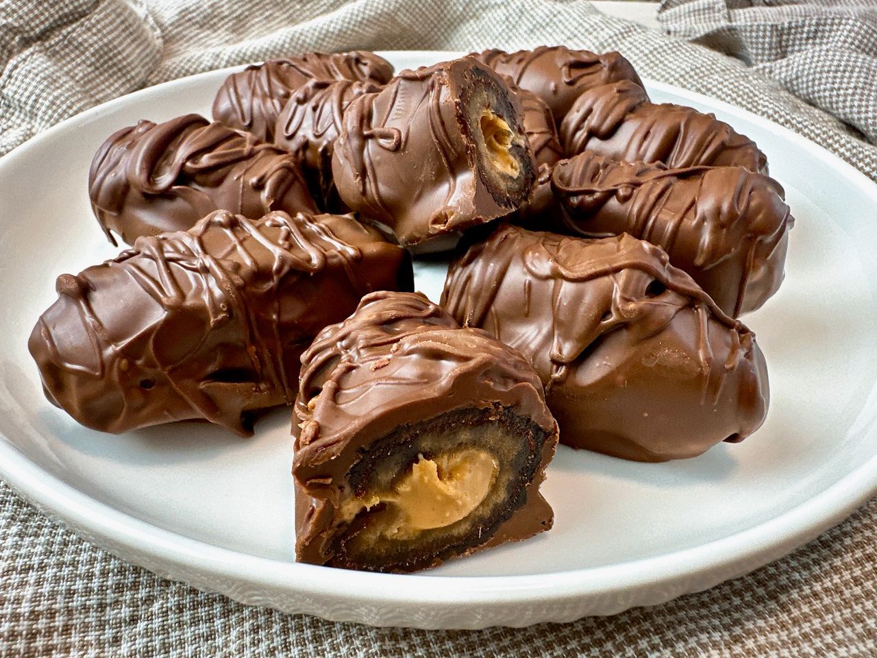 Peanut Butter Stuffed Dates with Chocolate Peanut Butter Stuffed Dates with Chocolate