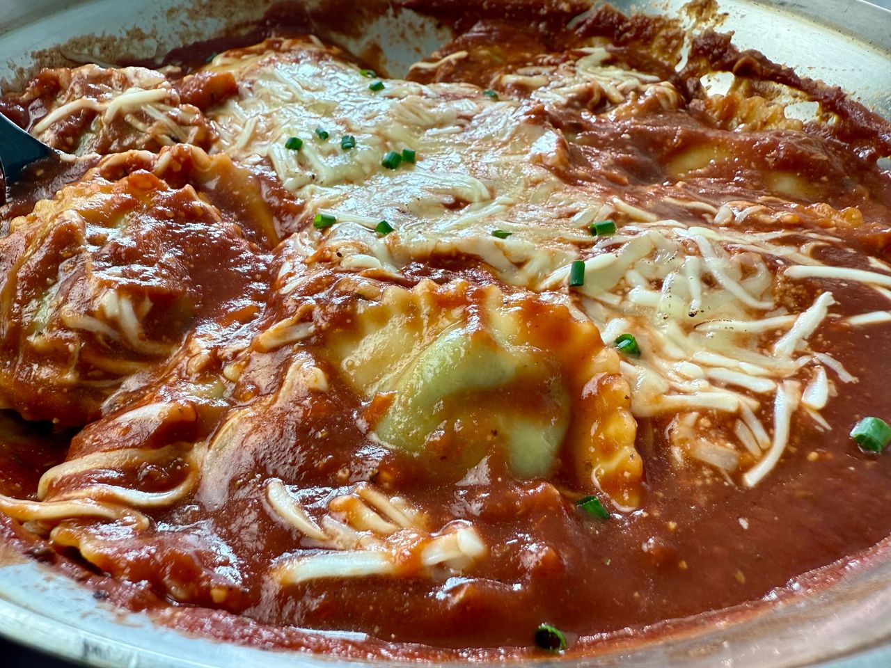 spinach ravioli and marinara sauce with mozzarella cheese