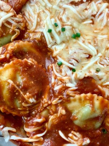 spinach ravioli and marinara sauce with mozzarella cheese