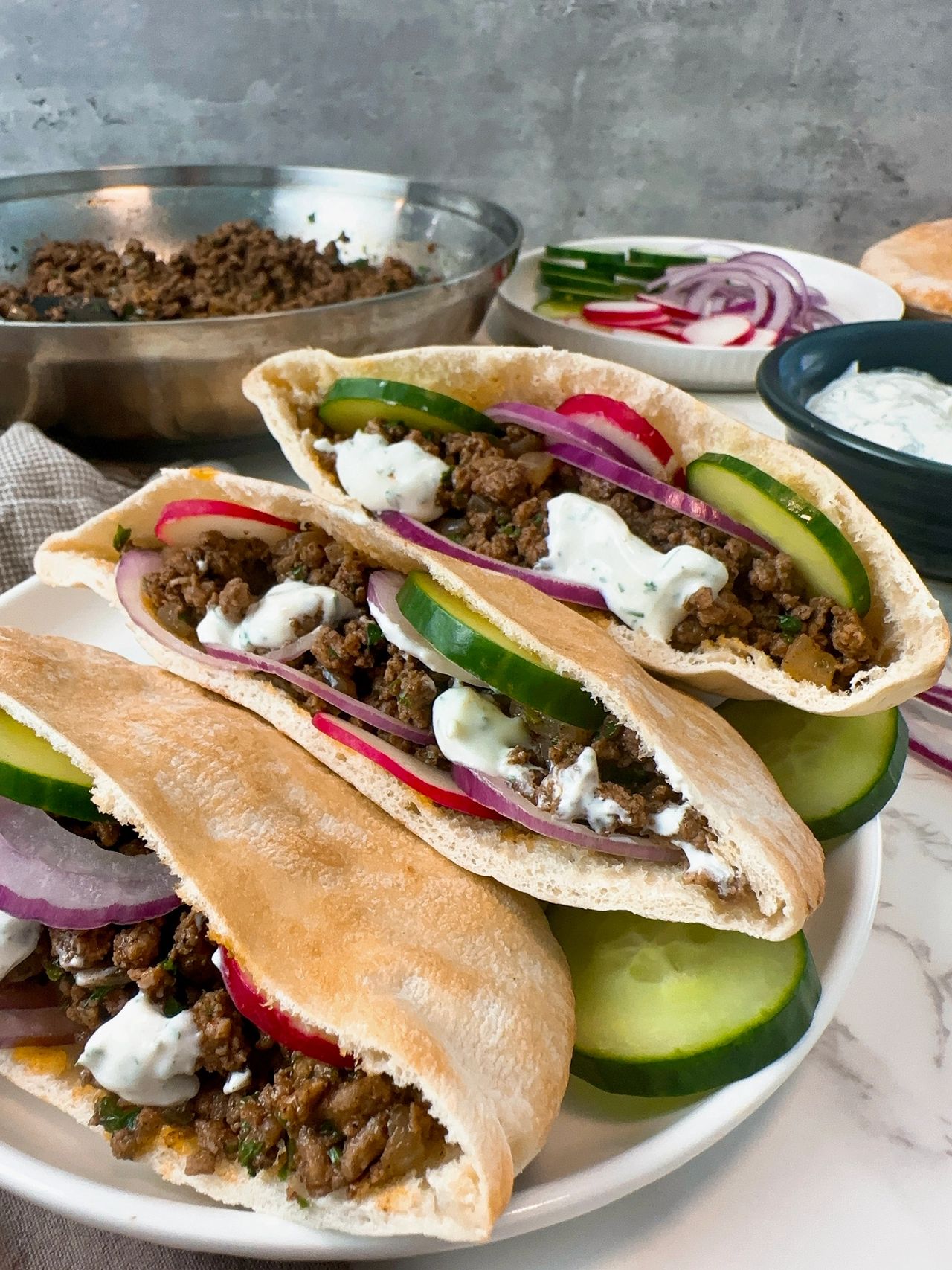 ground beef pita pockets with yogurt sauce
