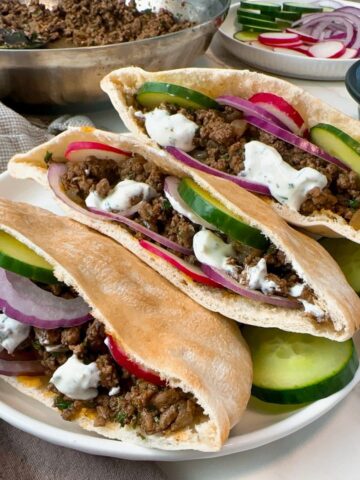 ground beef pita pockets with yogurt sauce