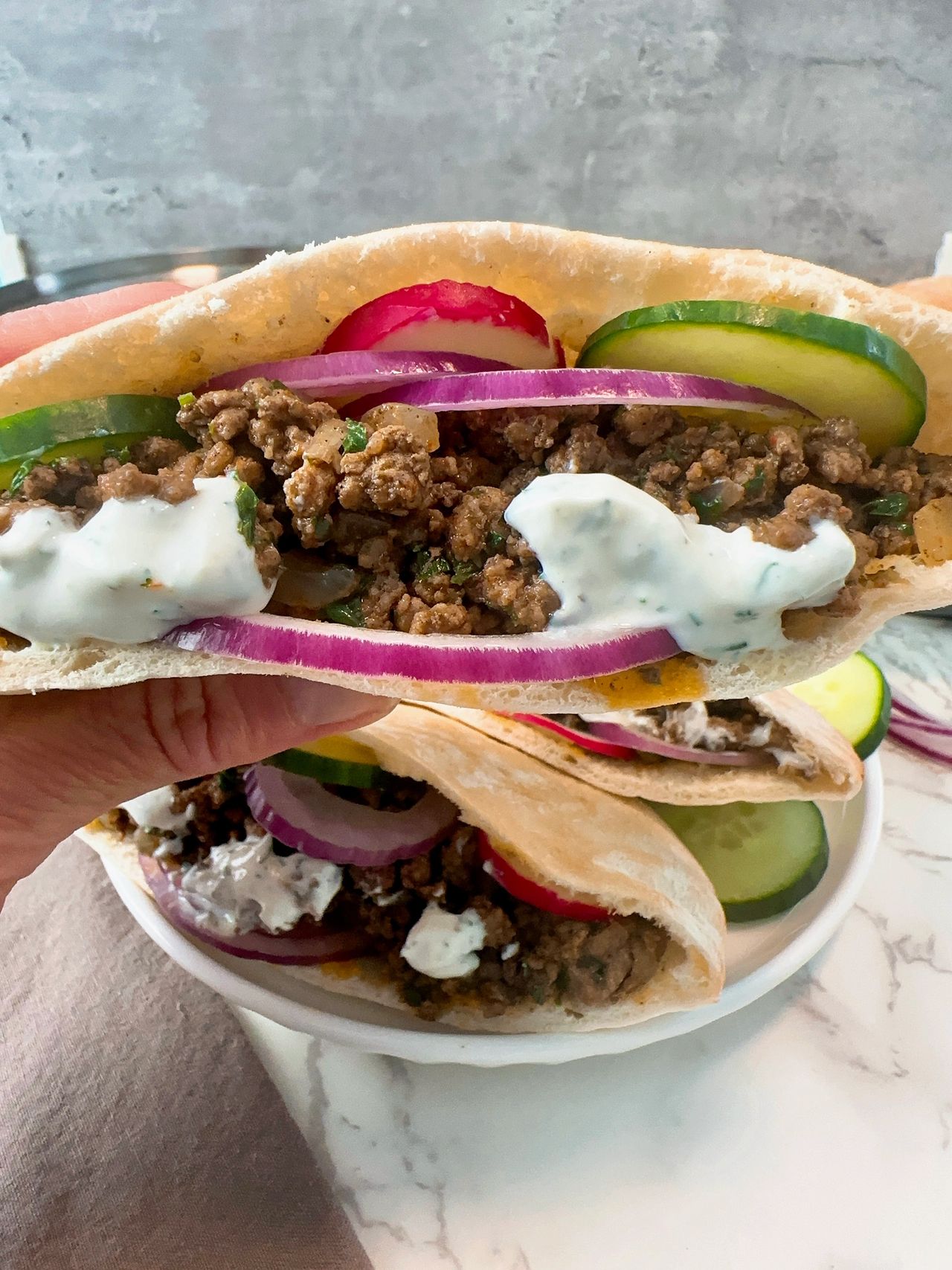 ground beef pita pockets with yogurt sauce