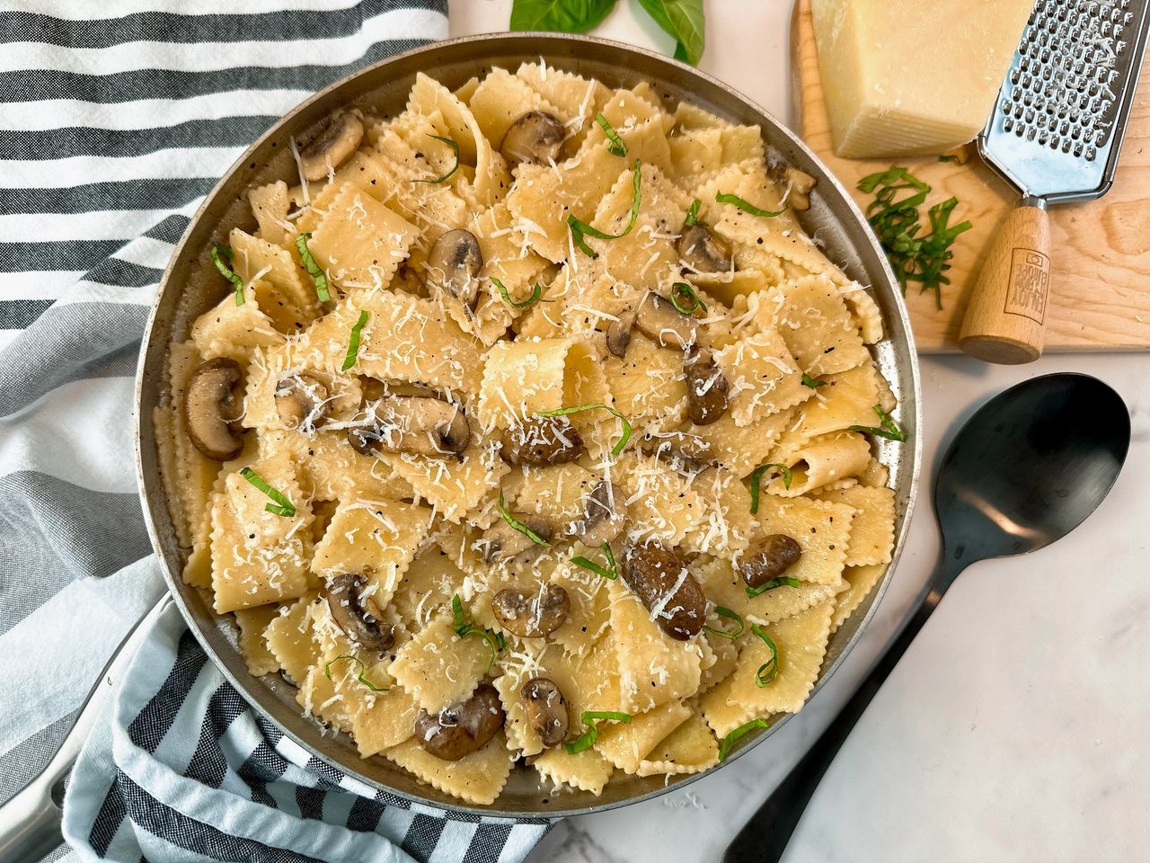 pasta with mushrooms and pecorino romano