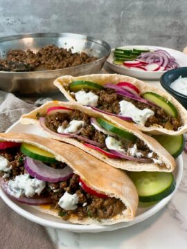 ground beef pita pockets with yogurt sauce