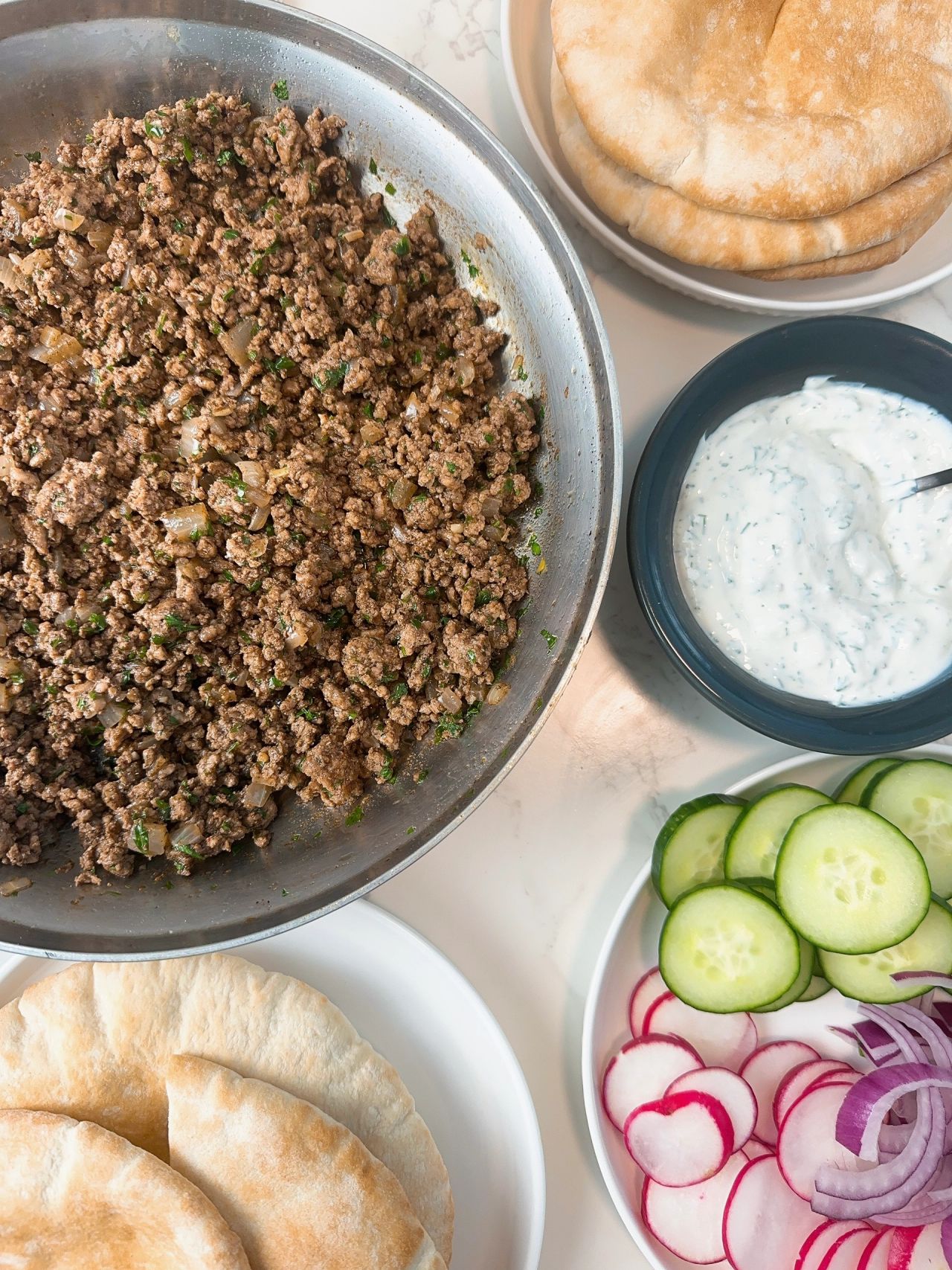 ground beef pita pockets with yogurt sauce