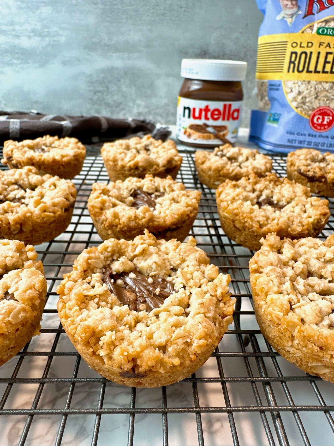 Oatmeal crumble cookies with nutella