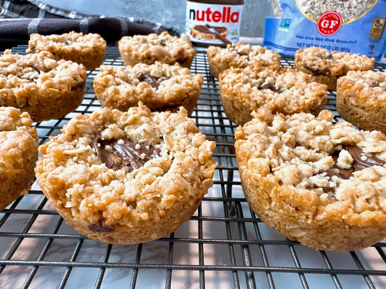 Oatmeal crumble cookies with nutella