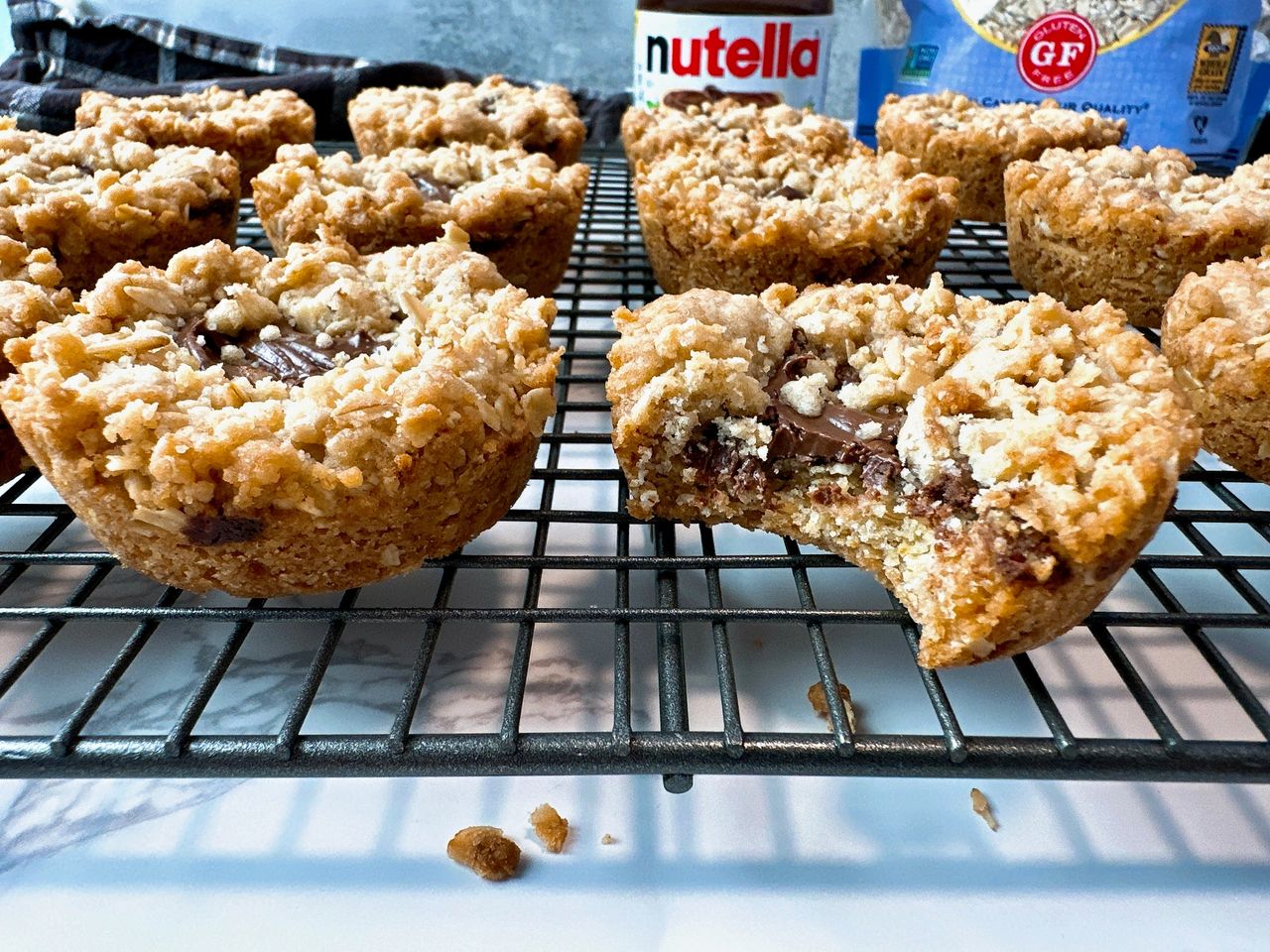Oatmeal crumble cookies with nutella