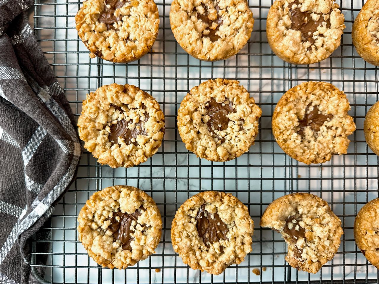 Oatmeal crumble cookies with nutella