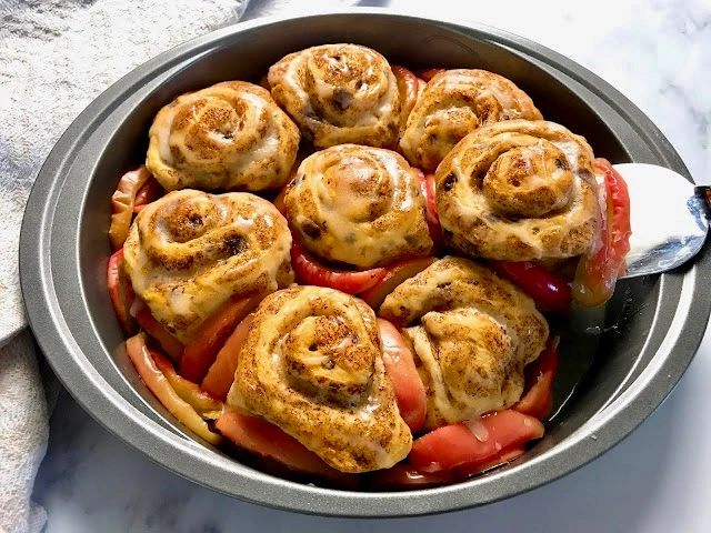 baked cinnamon rolls with apples