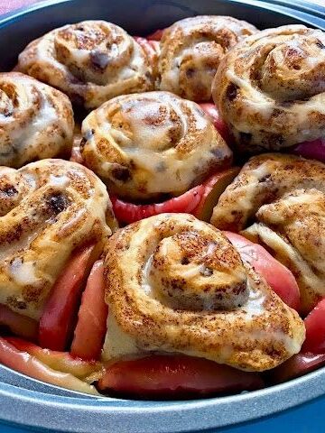 baked cinnamon rolls with apples