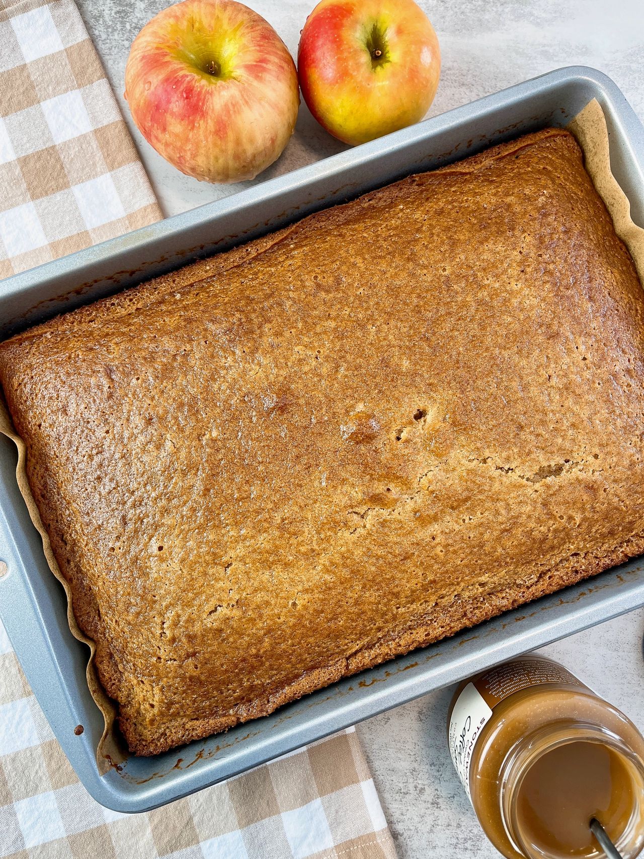 caramel apple cake