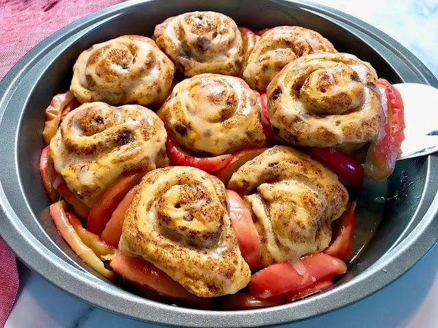 baked cinnamon rolls with apples