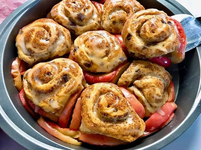 baked cinnamon rolls with apples