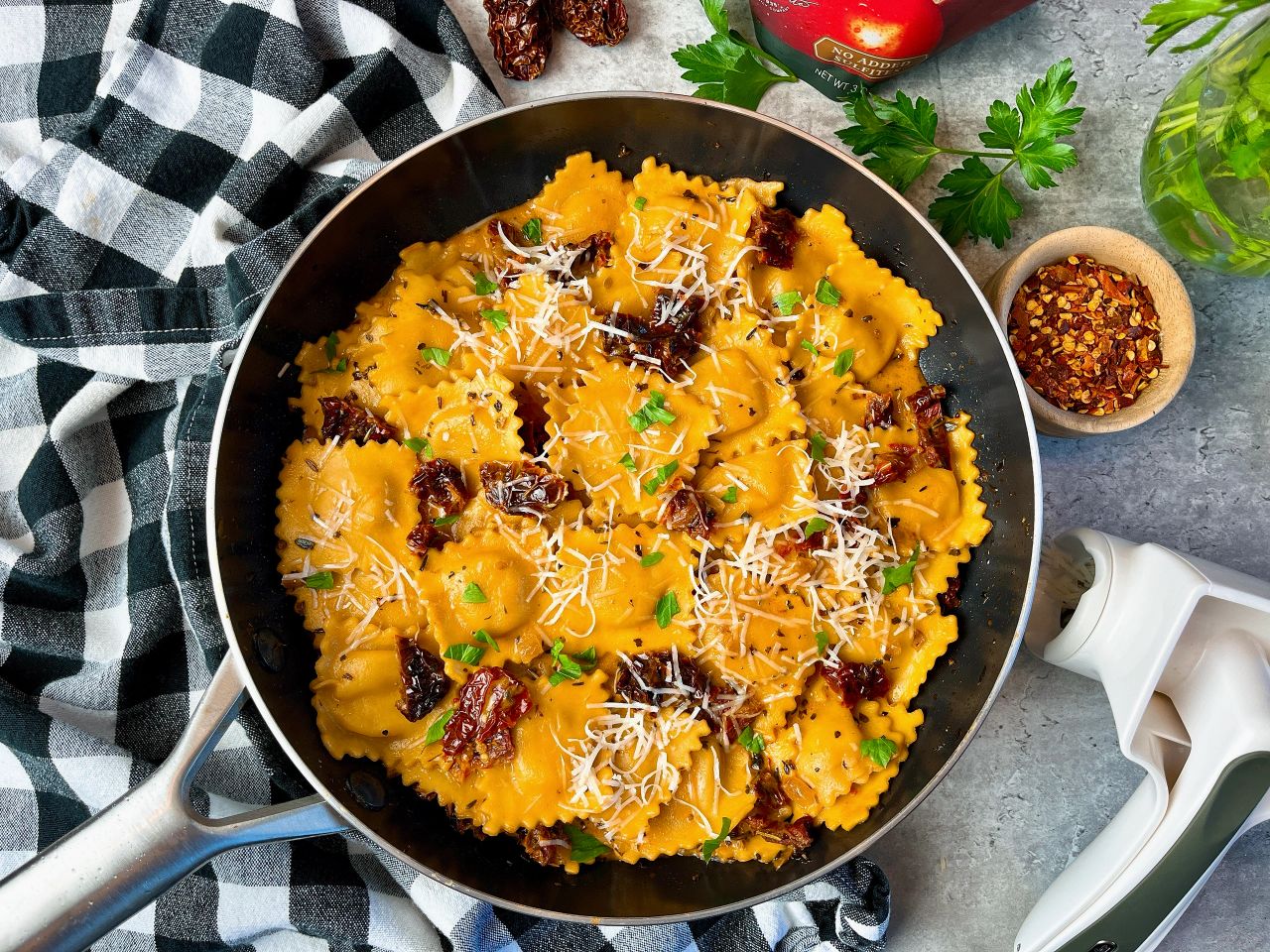 Ravioli with Easy Tomato Cream Sauce Ravioli with Easy Tomato Cream Sauce