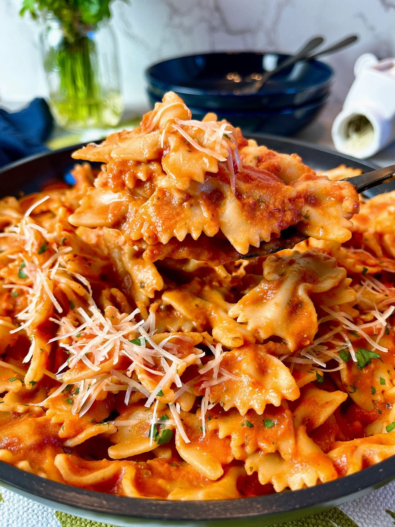 pasta with alfredo marinara sauce