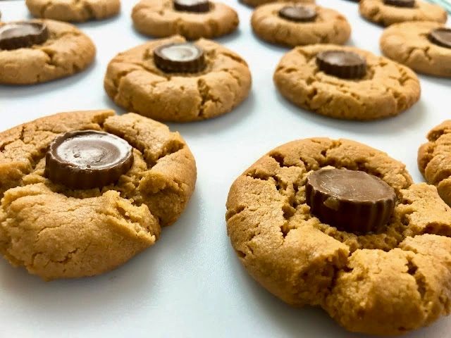 peanut butter cookies with reese's cups