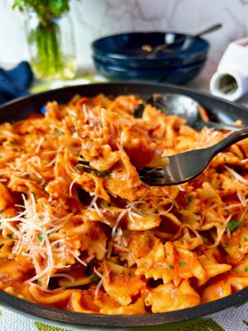 pasta with alfredo marinara sauce