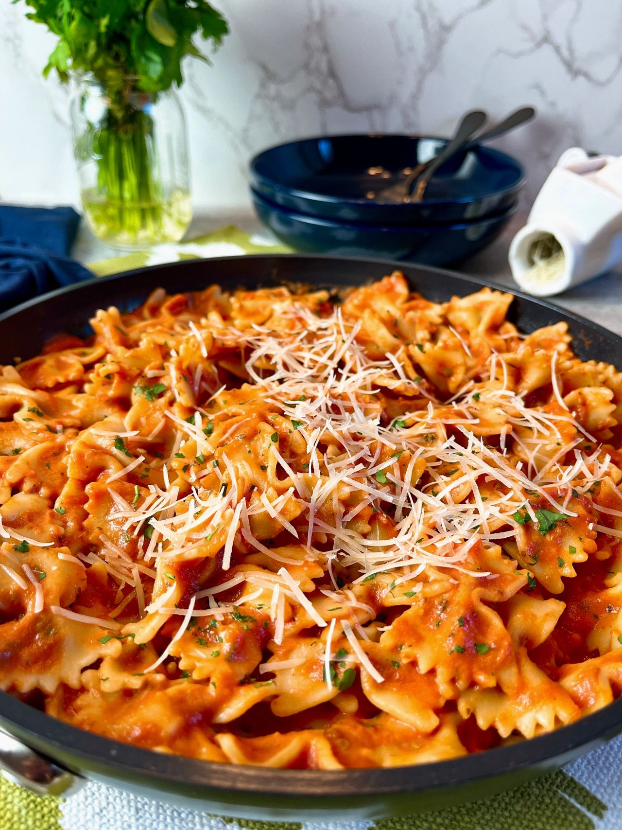 pasta with alfredo marinara sauce