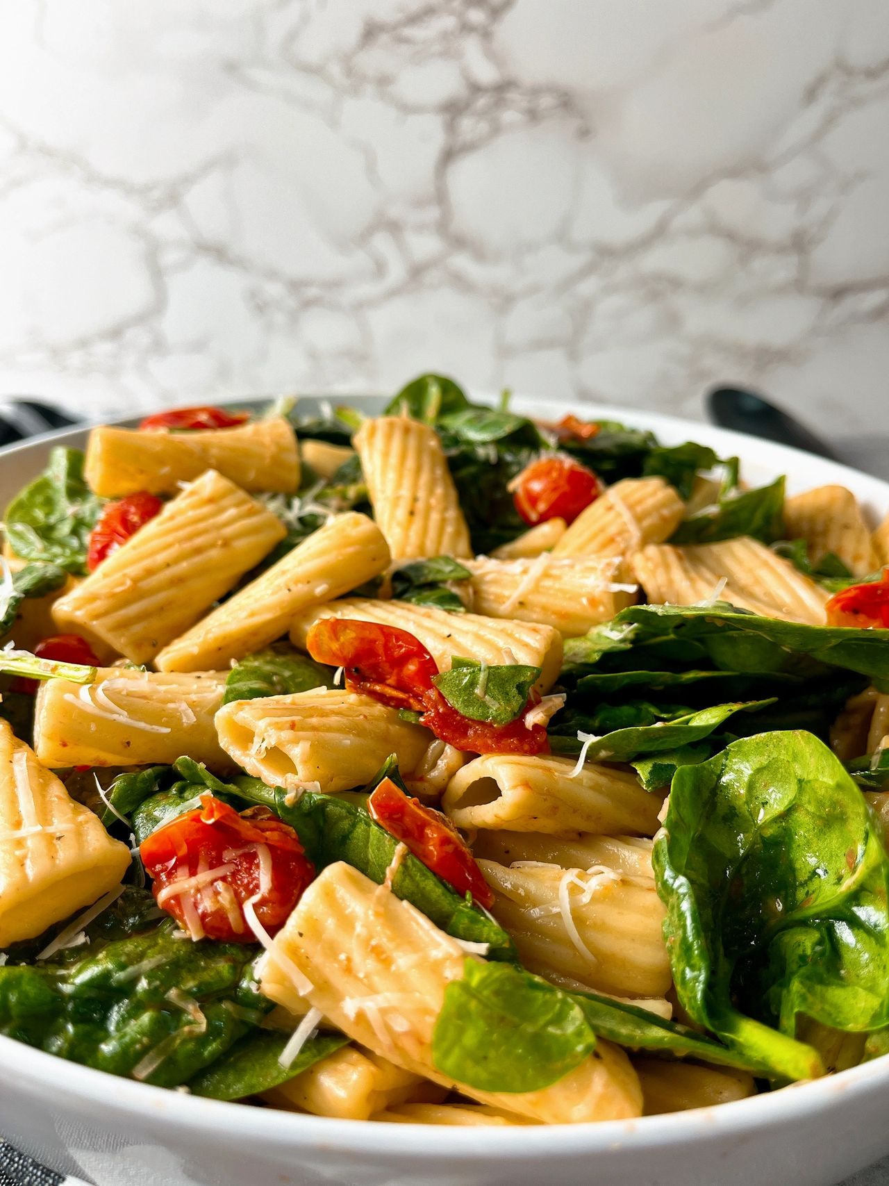 rigatoni with tomatoes and spinach