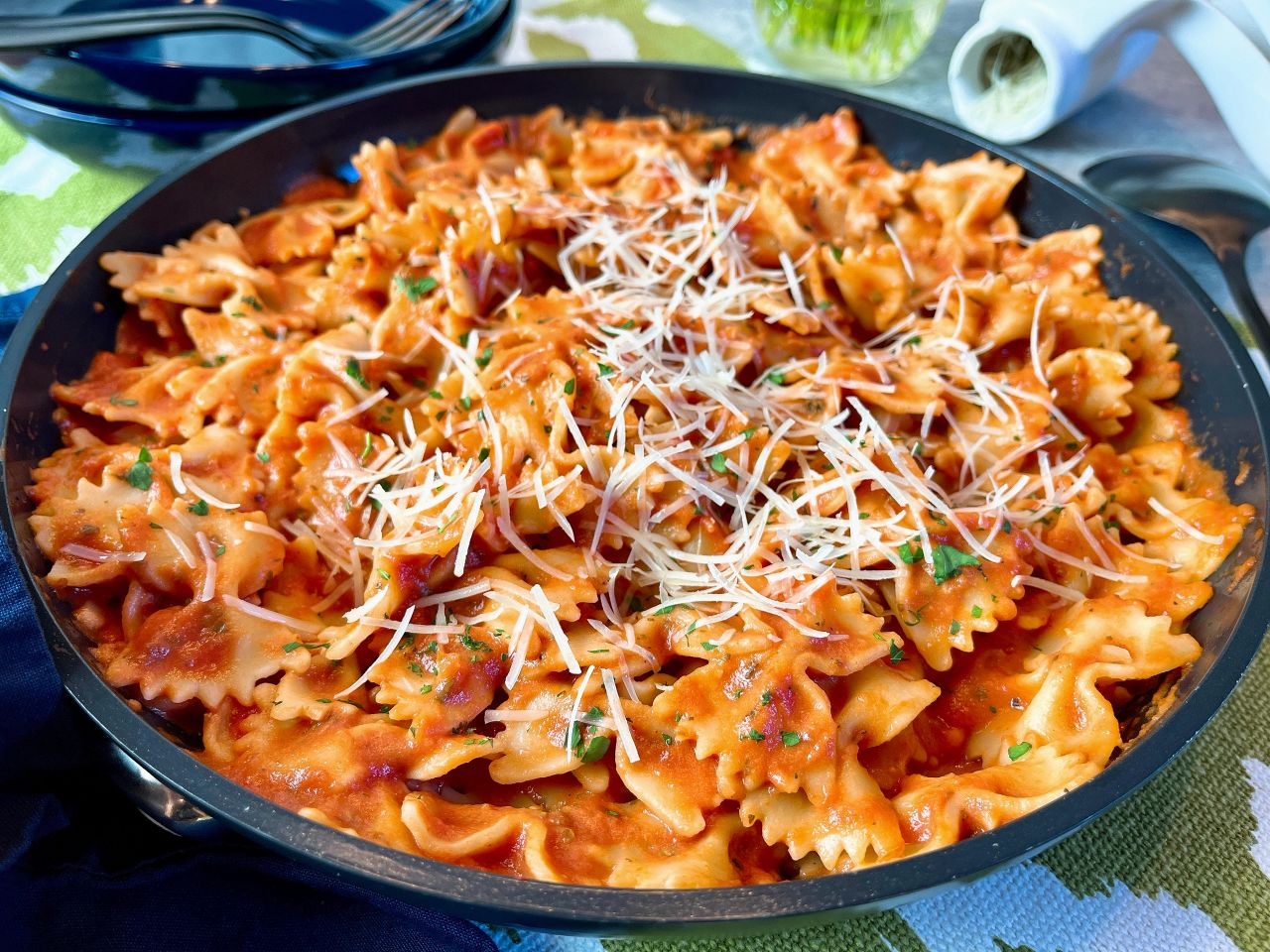 pasta with alfredo marinara sauce