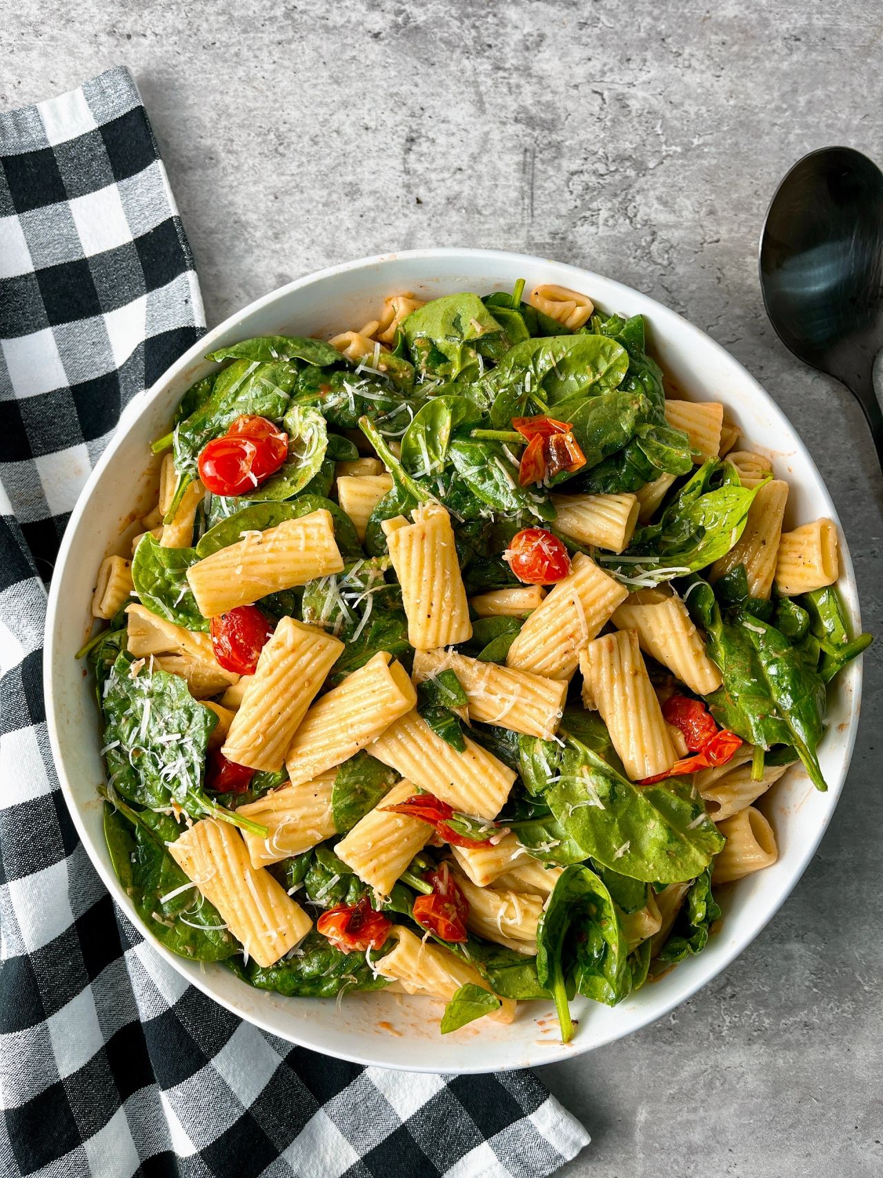 rigatoni with tomatoes and spinach