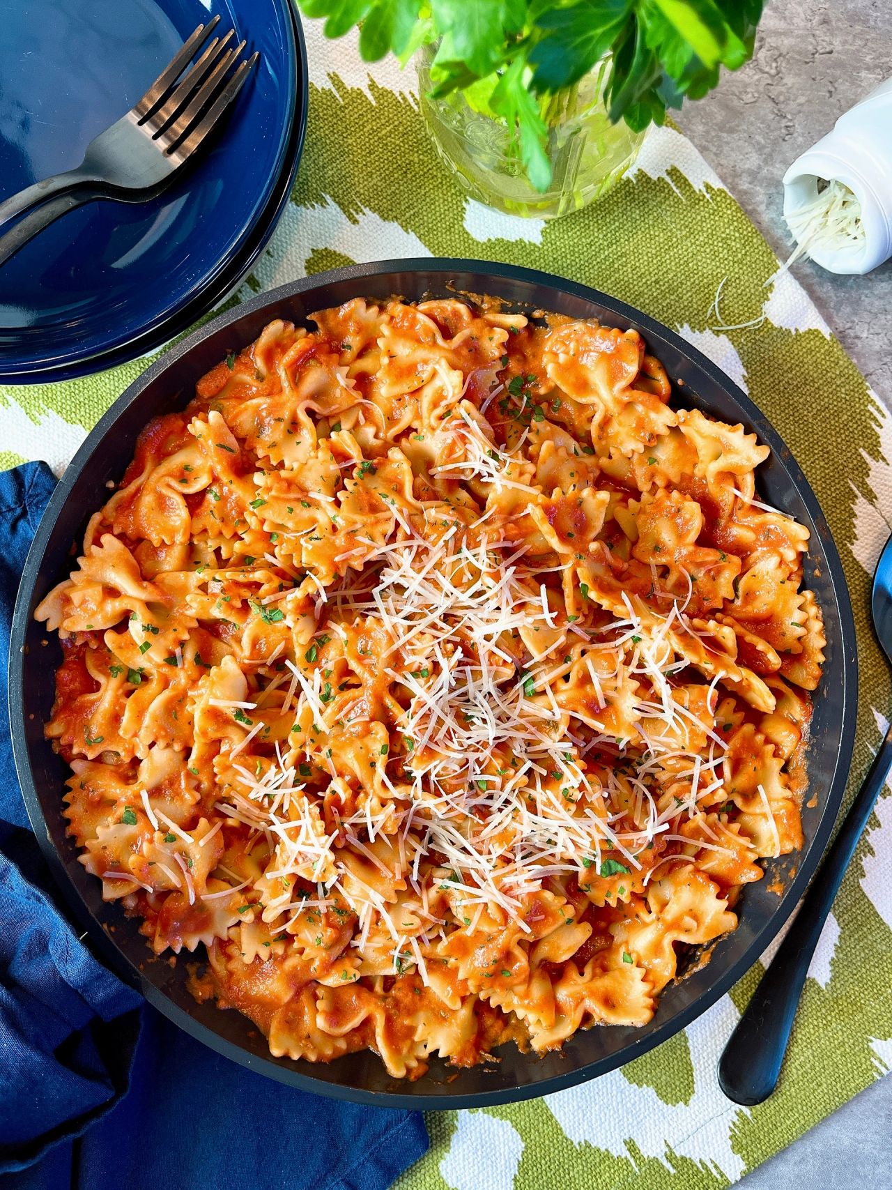 pasta with alfredo marinara sauce