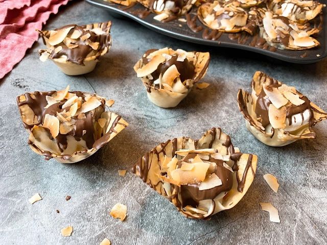 marshmallow wonton cups with chocolate
