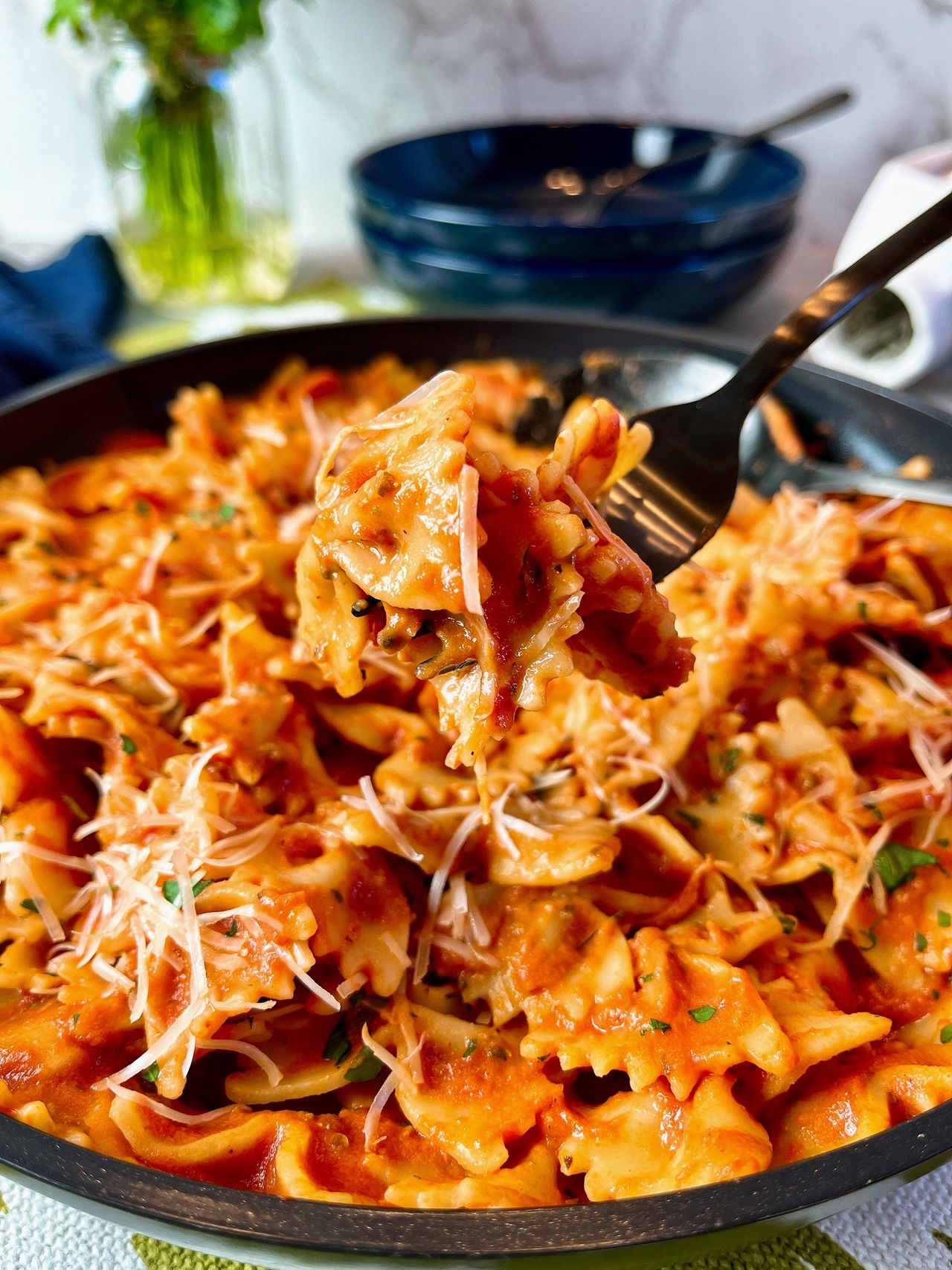pasta with alfredo marinara sauce